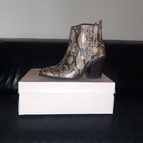 Natural faux snake skin booties - Picture 2 of 4